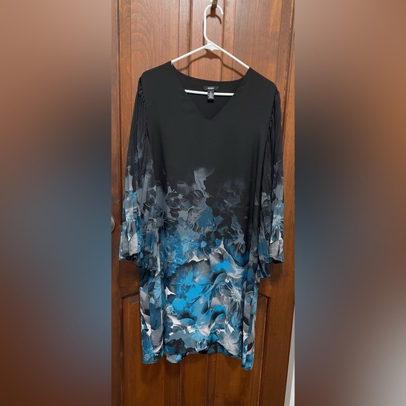 Alfani Dresses & Skirts - Alfani women’s size 14 floral print V-neck and 3/4 bell sleeves, pull on dress